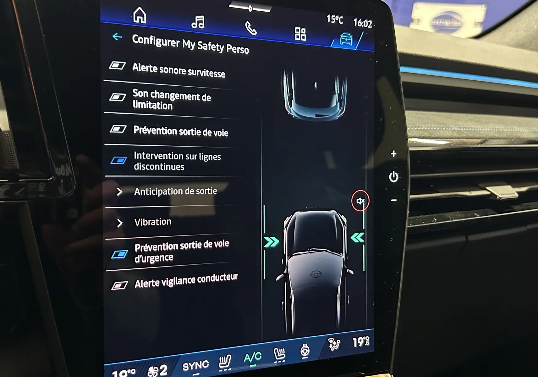 Écran tactile intérieur du Renault Austral Ph.2 montrant les réglages d’aide à la conduite et la vue 360° du véhicule noir.