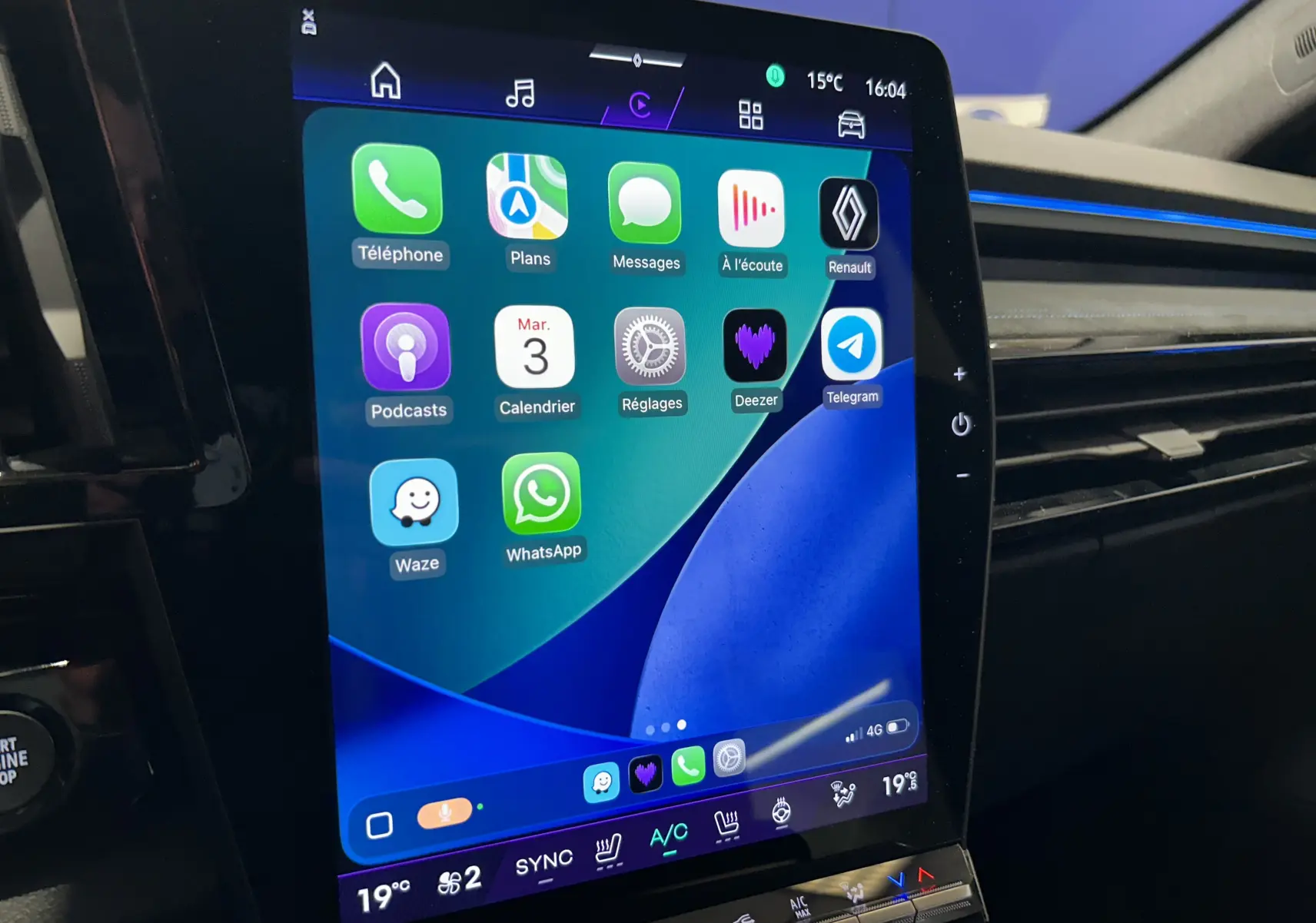 Écran tactile central du tableau de bord du Renault Austral Ph.2, affichant les applications connectées.