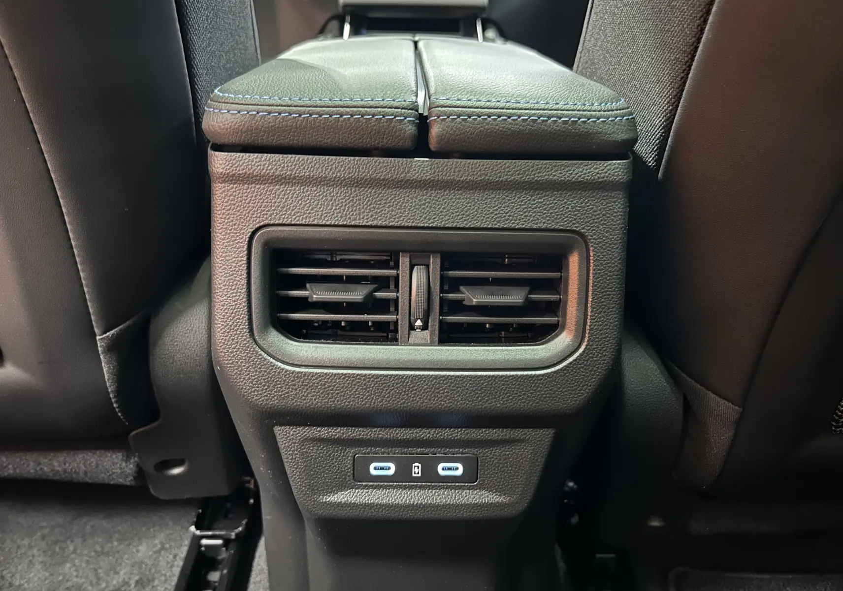 Vue rapprochée des aérateurs arrière et ports USB du Renault Austral Ph.2 E-TECH blanc nacré, intérieur noir.