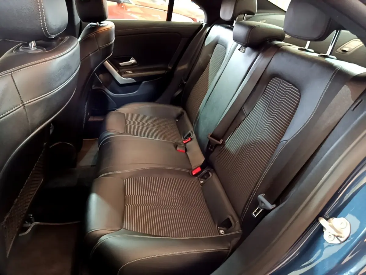 Vue intérieure de la banquette arrière en cuir noir avec surpiqûres blanches de la Mercedes CLA 180 d Business Line 2021.