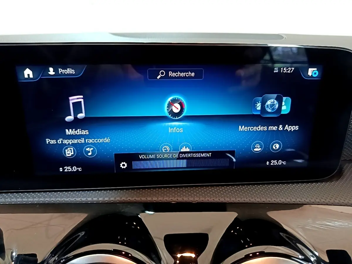 Écran tactile central du tableau de bord de la Mercedes CLA 180 d Business Line blanc, affichage multimédia et température.