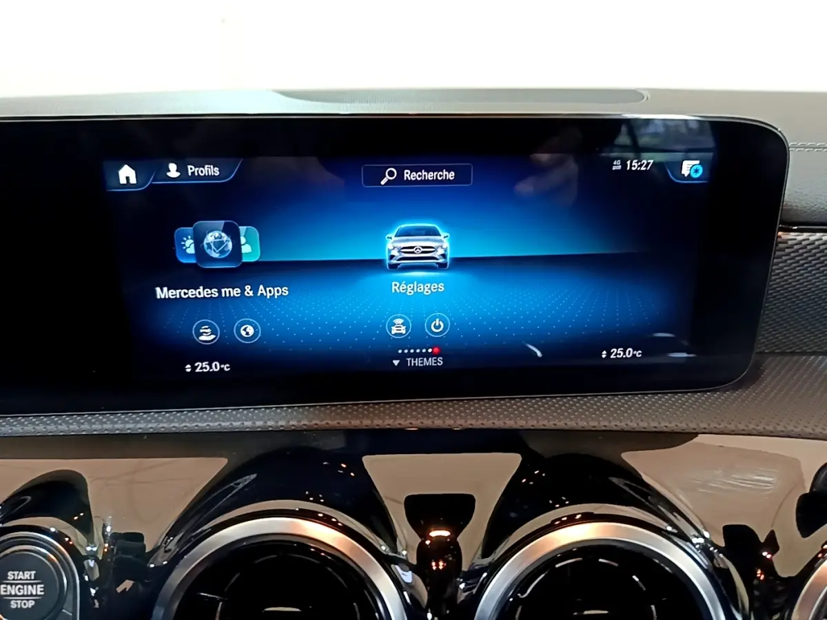 Écran tactile central du tableau de bord de la Mercedes CLA 180 d Business Line blanc, affichant les réglages et applications.