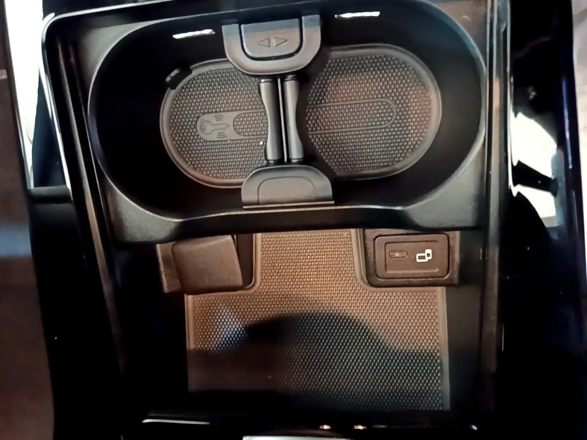 Gros plan intérieur sur le chargeur sans fil et prise USB de la Mercedes CLA 180 d Business Line blanche.