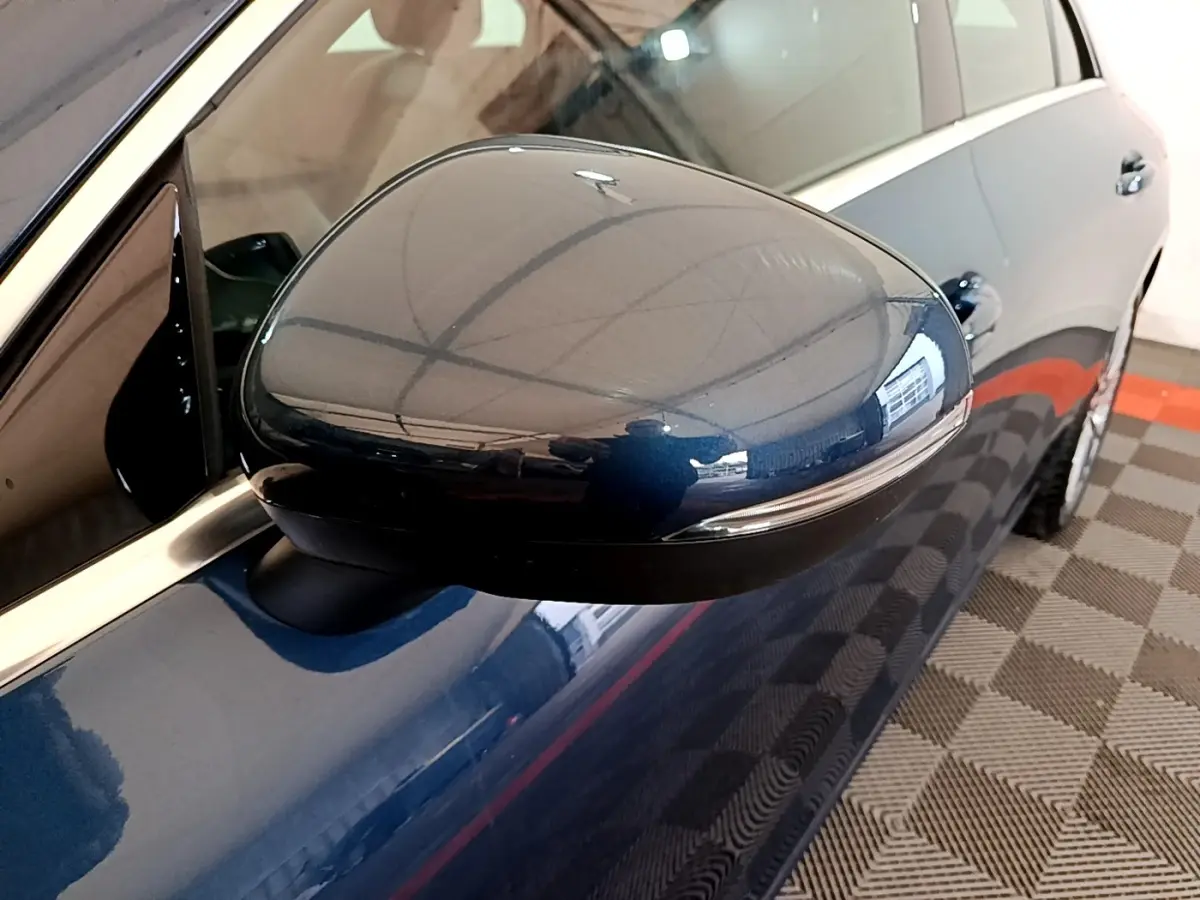 Gros plan sur le rétroviseur droit bleu foncé d’une Mercedes CLA 180 d Business Line, vue latérale partielle.