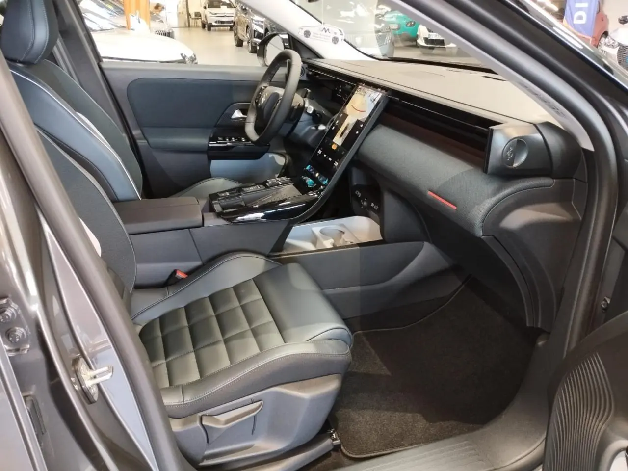 Intérieur avant droit du Citroën C5 Aircross gris platine, avec sièges cuir noir et écran tactile vertical.