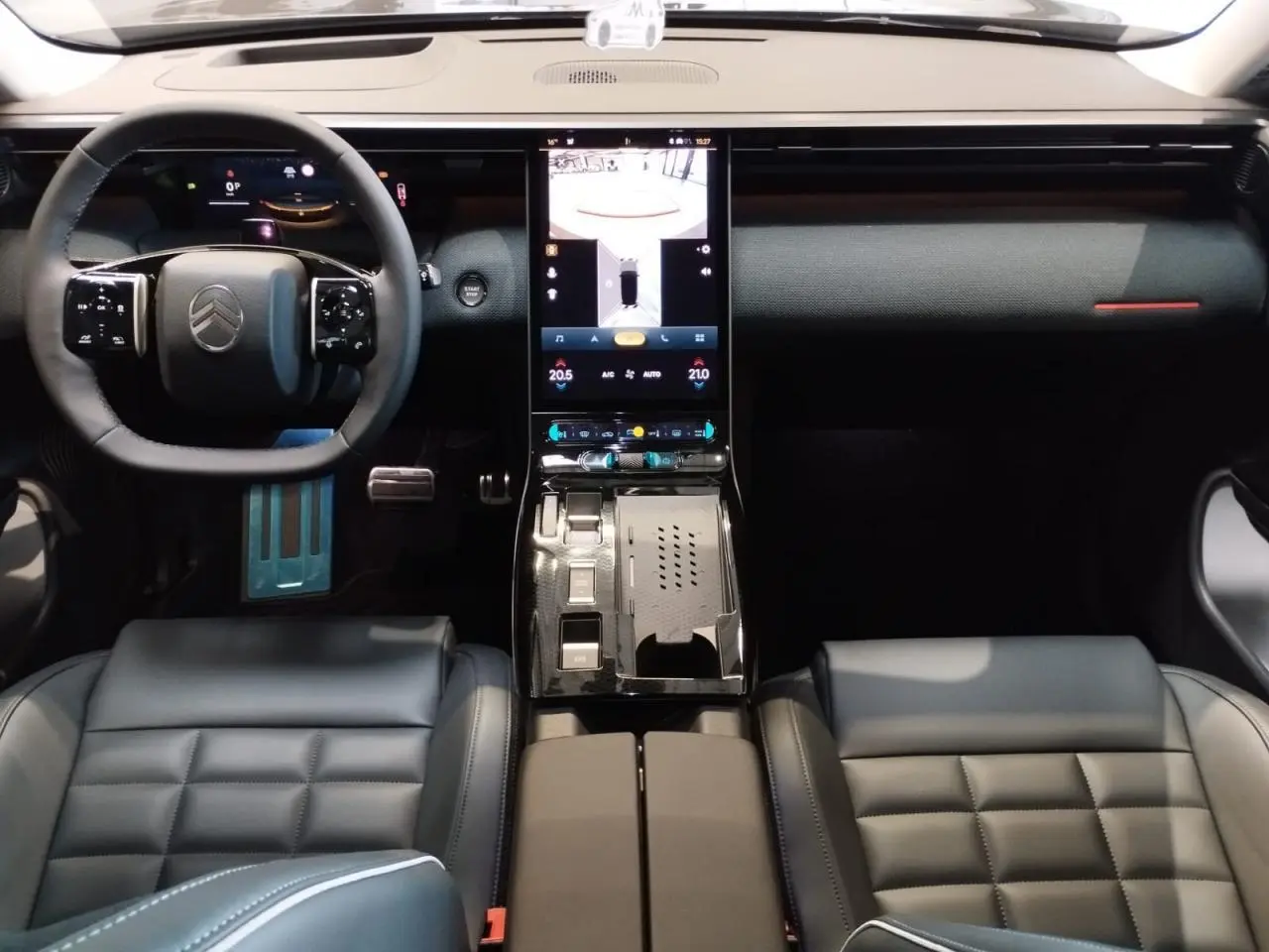 Vue intérieure avant du Citroën C5 Aircross 2026, tableau de bord moderne avec écran tactile vertical et sellerie cuir noire.