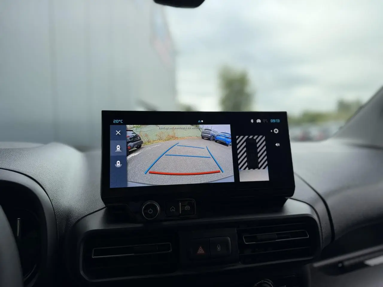 Écran tactile intérieur du Citroën Berlingo blanc, affichant la caméra de recul HD avec guidage de stationnement.