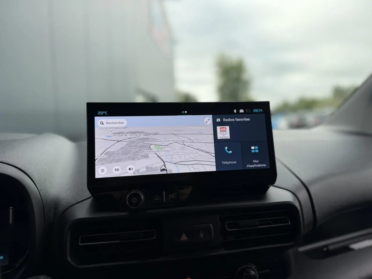 Tablette tactile 10 pouces affichant la navigation dans l’habitacle du Citroën Berlingo Van XL blanc Icy.