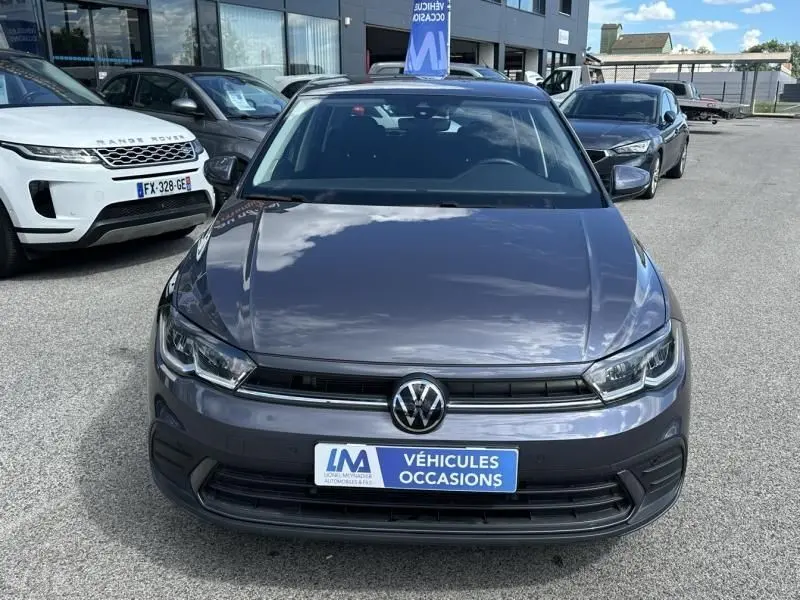 Volkswagen Polo 1.0 TSI 95 DSG Life gris foncé métal vue de face avec calandre et logo VW bien visibles.