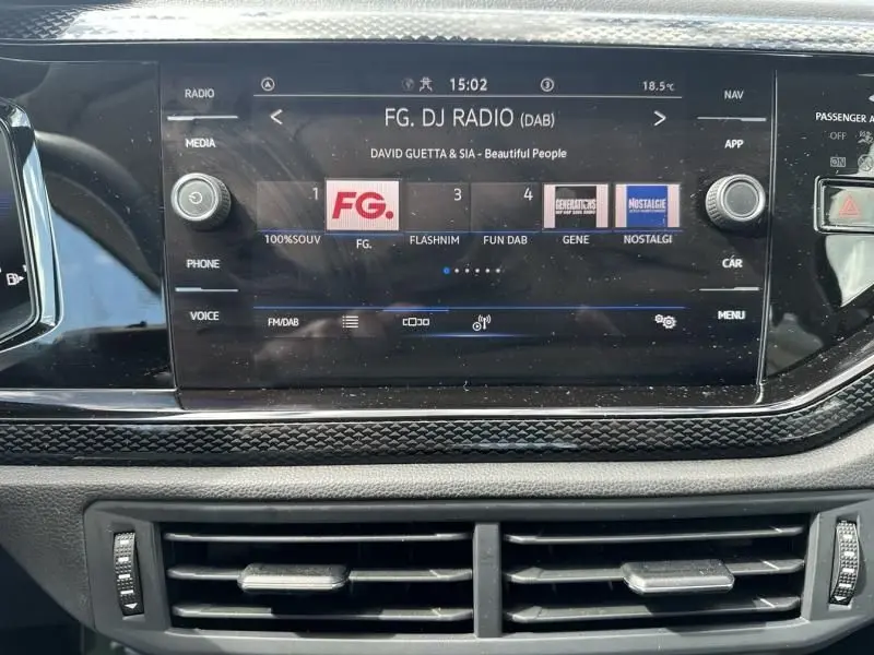 Écran tactile central de la Volkswagen Polo 2024 affichant la radio FG DJ en mode DAB, avec commandes autour et grilles d'aération en dessous