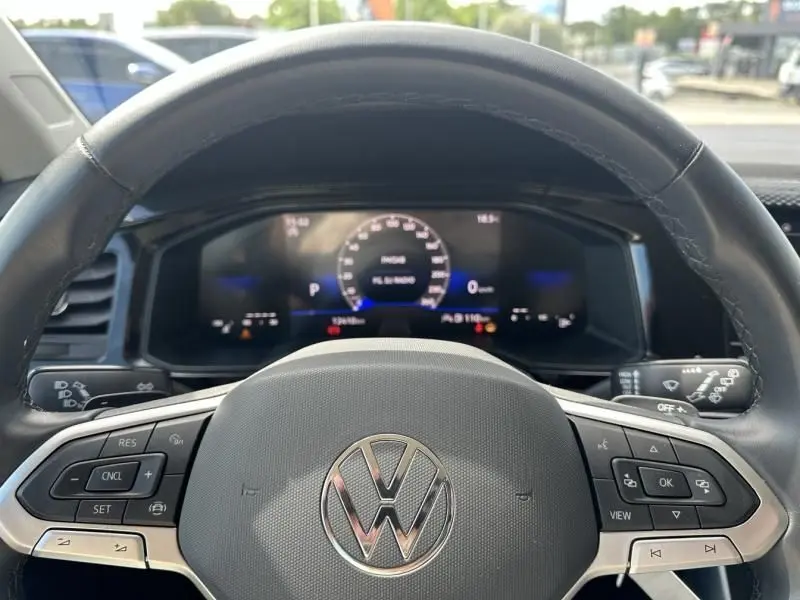 Vue rapprochée du volant et tableau de bord numérique d'une Volkswagen Polo 2024 gris foncé métal, version 1.0 TSI 95 DSG LIFE.