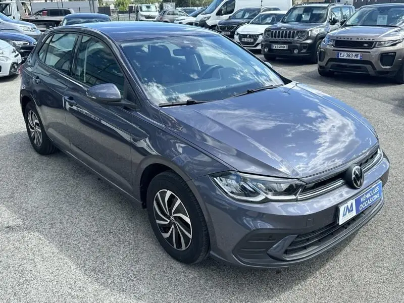 Volkswagen Polo 1.0 TSI 95 DSG Life gris foncé métal vue 3/4 avant droit avec jantes alliage et calandre moderne
