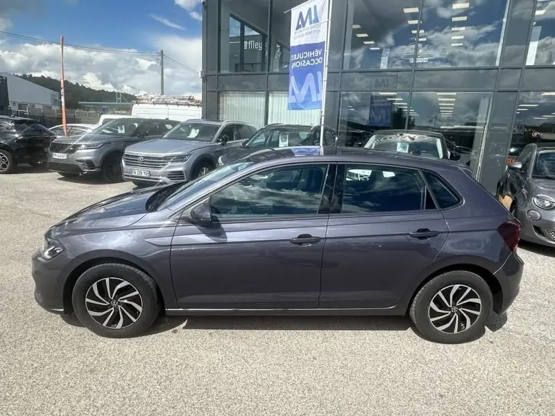 Volkswagen Polo 1.0 TSI 95 DSG Life gris foncé métal vue de profil côté gauche, roues avec jantes noires et argentées.