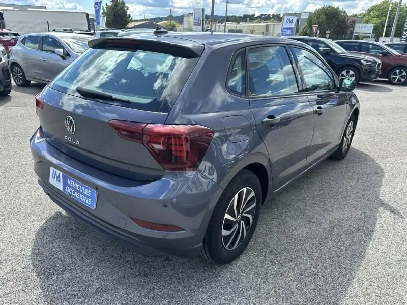 Volkswagen Polo gris foncé métal vue 3/4 arrière droit, avec feux arrière LED et jantes alliage distinctives.