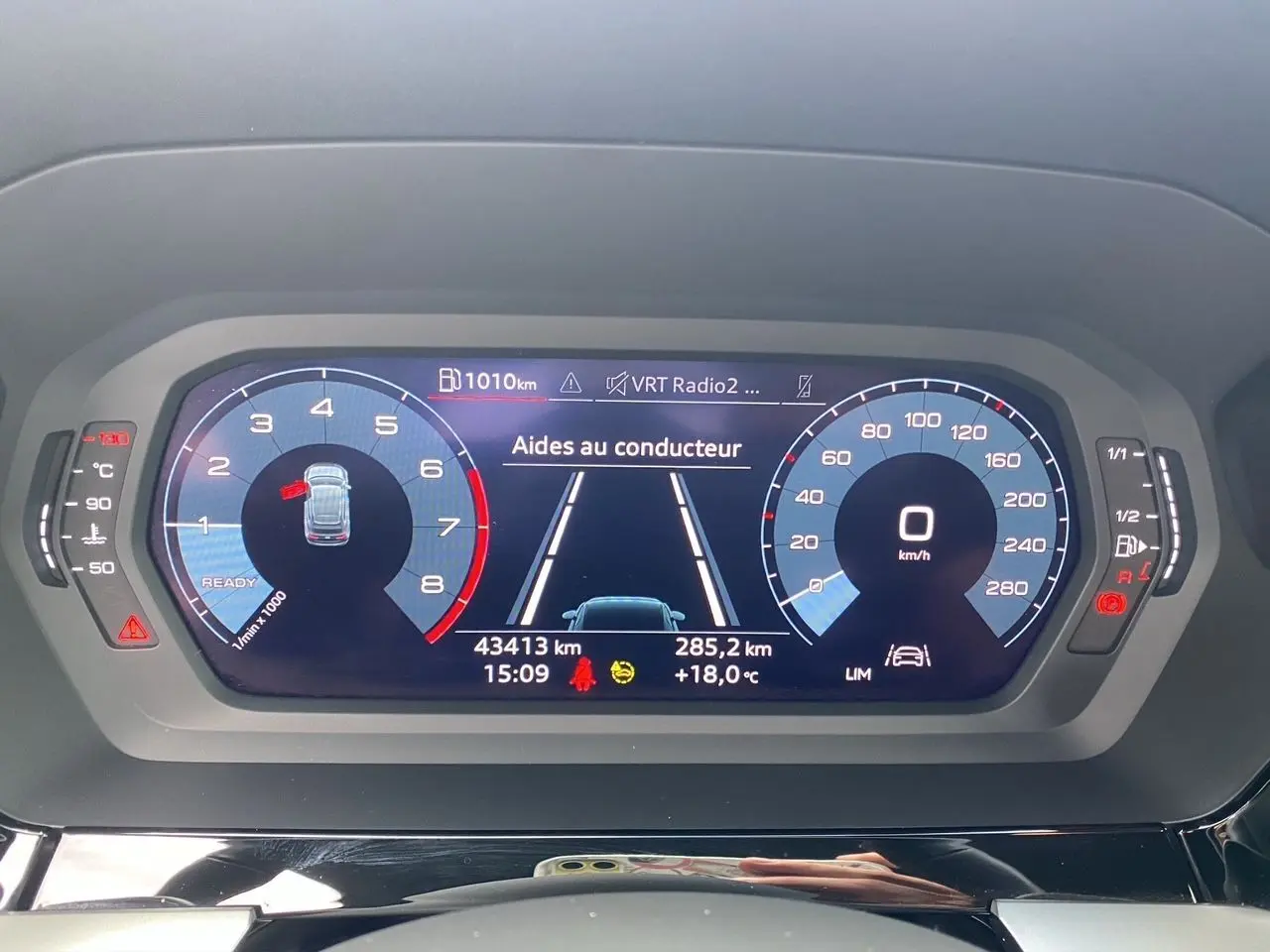 Tableau de bord numérique d'une Audi A3 Sportback 30 TFSI S-Line 2021 affichant les aides au conducteur et compteurs.