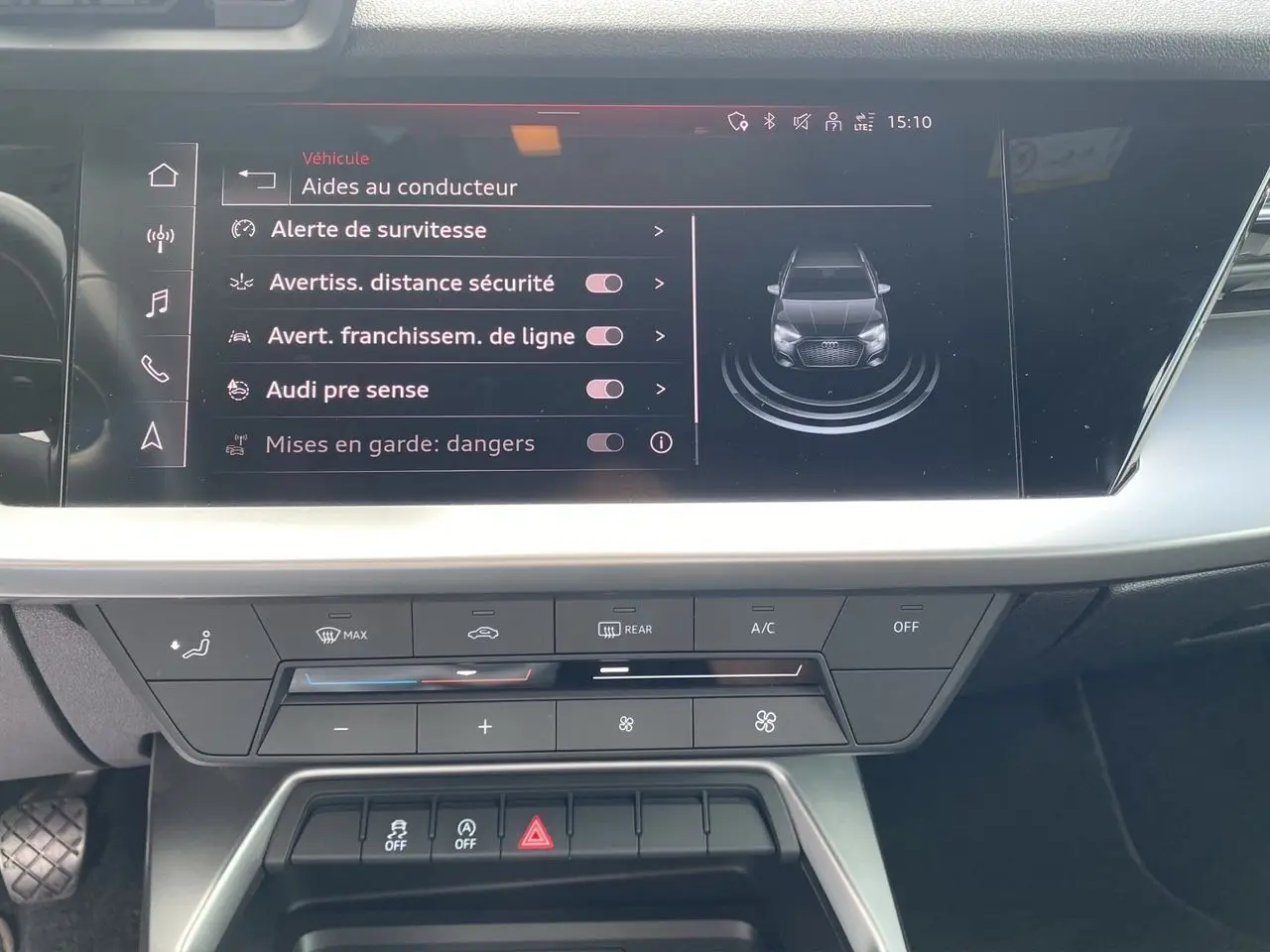 Tableau de bord de l'Audi A3 Sportback 30 TFSI S-Line 2021 avec écran tactile affichant les aides à la conduite.