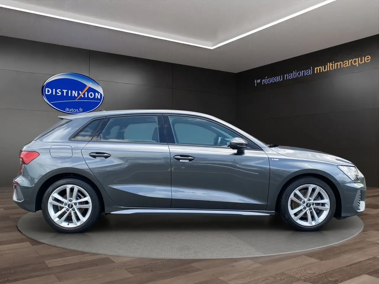 Profil côté gauche d'une Audi A3 Sportback 30 TFSI S-Line gris Daytona avec jantes alliage et finitions sportives.