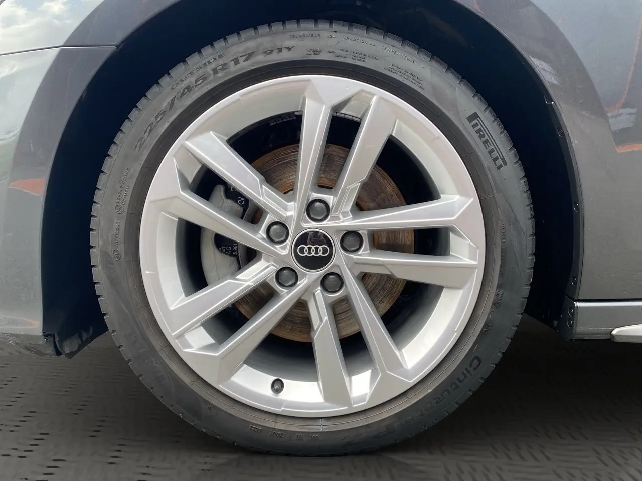 Gros plan sur la jante alliage argentée de 17 pouces côté avant gauche d'une Audi A3 Sportback gris Daytona 2021.