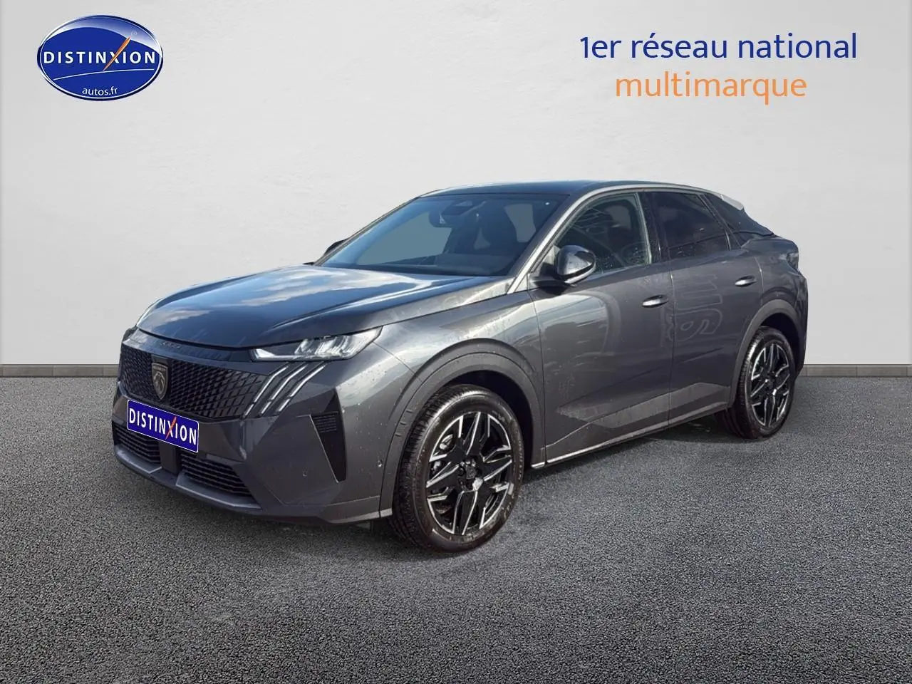 Peugeot 3008 gris titane en 3/4 avant droit, avec jantes alu noires et calandre distinctive noire.