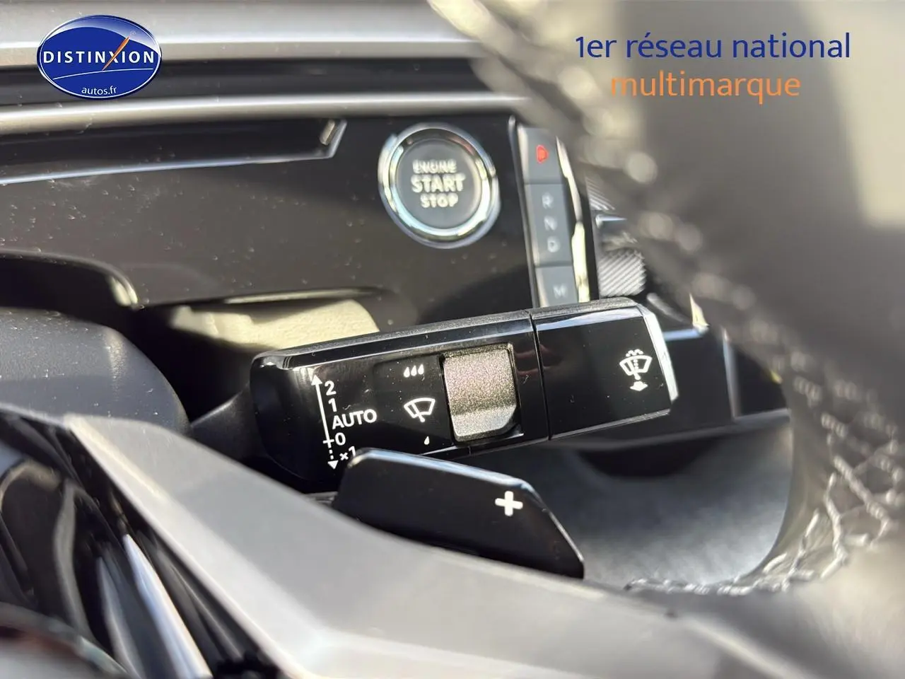 Gros plan sur la commande des essuie-glaces et le bouton start/stop du Peugeot 3008 gris titane, intérieur moderne.