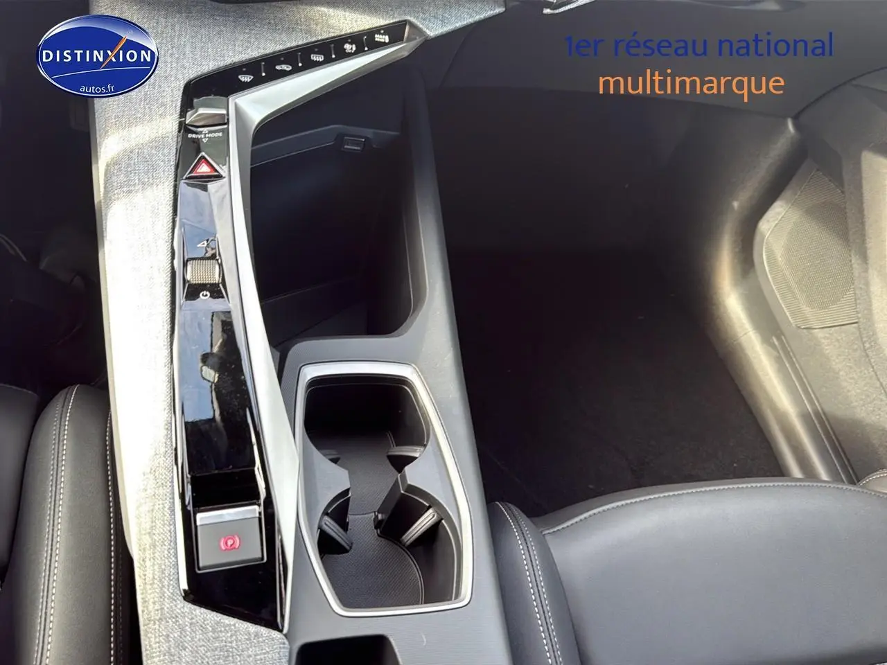 Vue rapprochée de la console centrale noire et grise du Peugeot 3008 gris titane, version 2025 hybride essence.