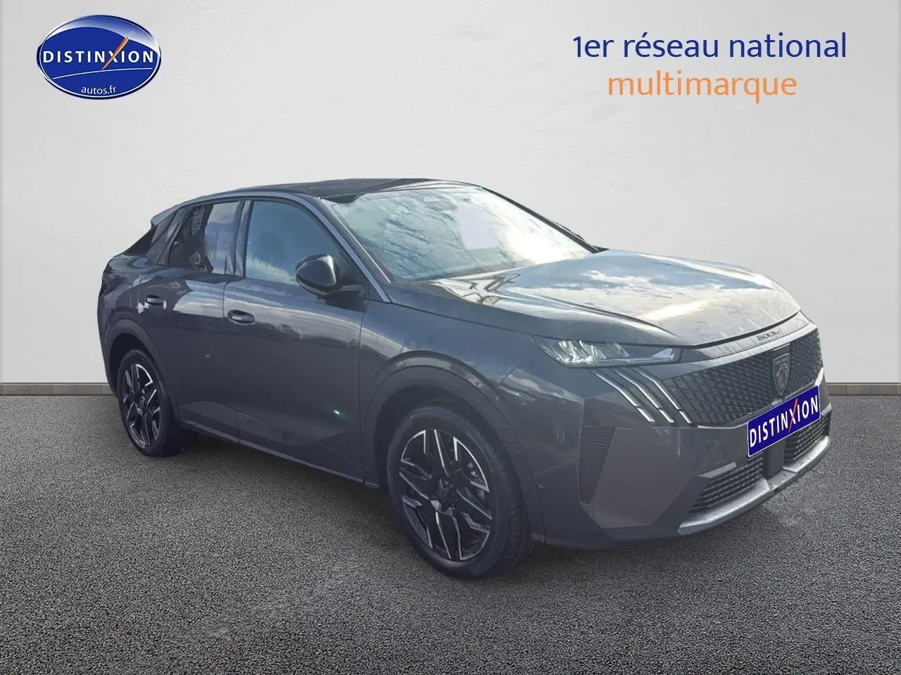 Peugeot 3008 gris titane en 3/4 avant droit, avec calandre distinctive et jantes alliage noires.