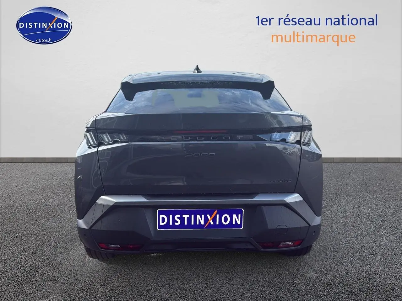 Vue arrière du Peugeot 3008 gris titane 2025 avec feux LED et becquet arrière distinctif.