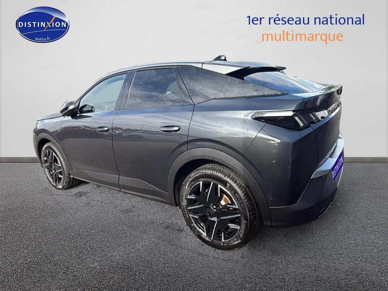 Peugeot 3008 gris titane en 3/4 arrière droit, jantes alu noires et feux arrière LED distinctifs.