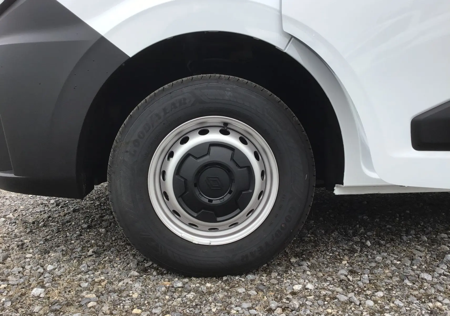 Gros plan sur la roue avant gauche blanche du Renault Master L2H2 2025 avec jante acier et logo Renault central.