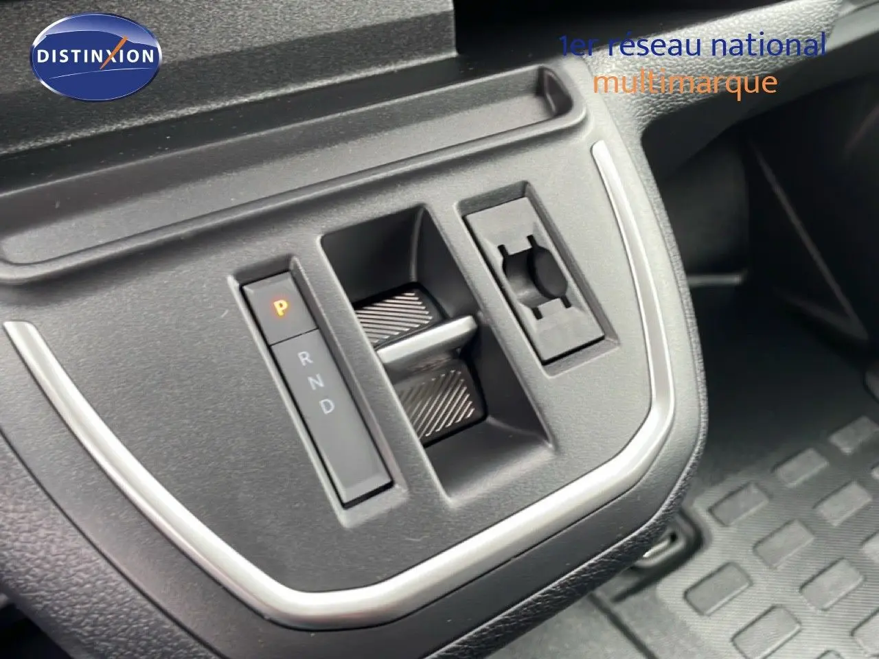 Gros plan sur la commande de boîte automatique du Citroën Jumpy gris, avec sélecteur de vitesse en position parking.