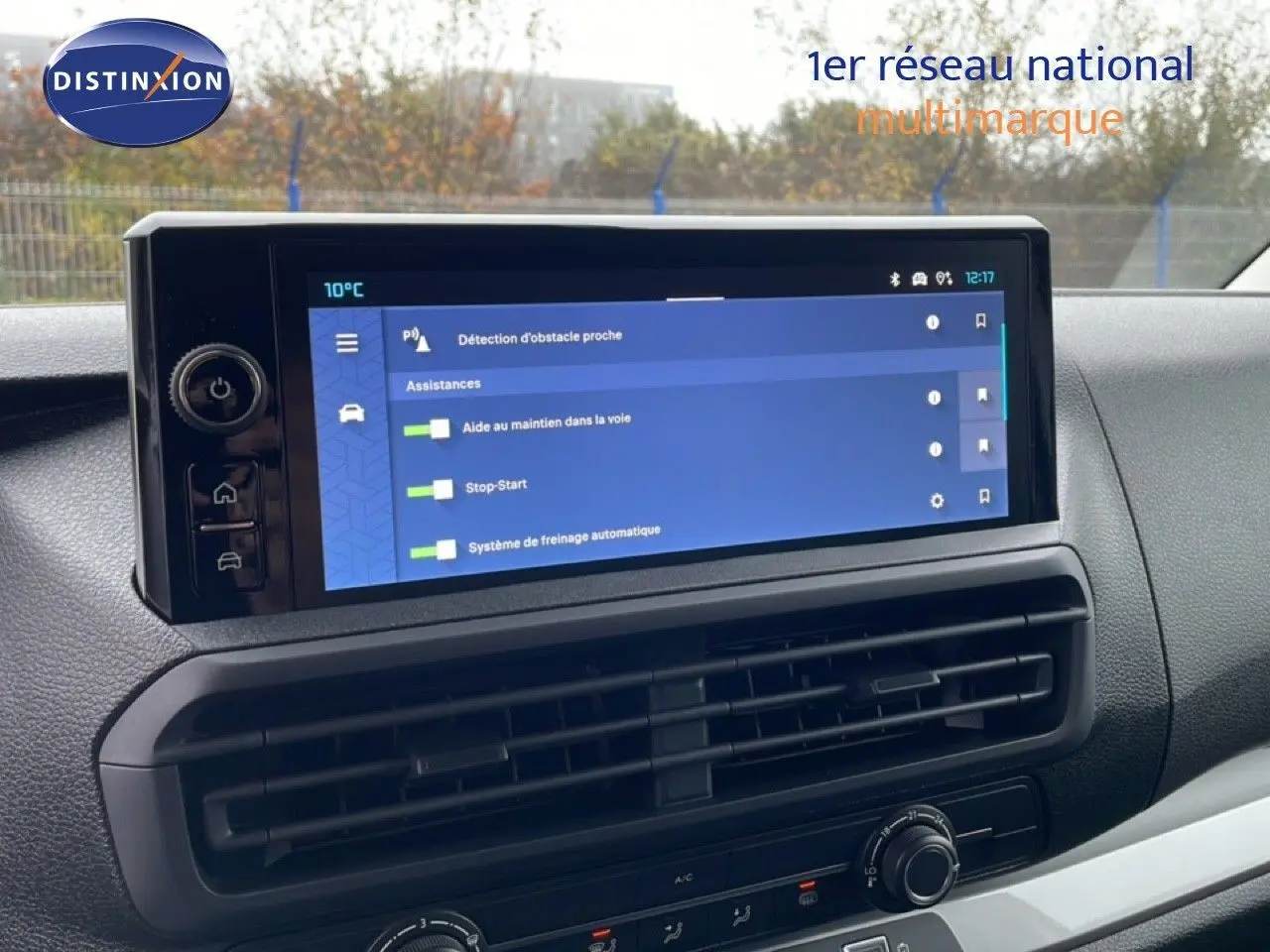 Écran tactile central affichant les aides à la conduite dans l'habitacle du Citroën Jumpy gris Artense 2025.