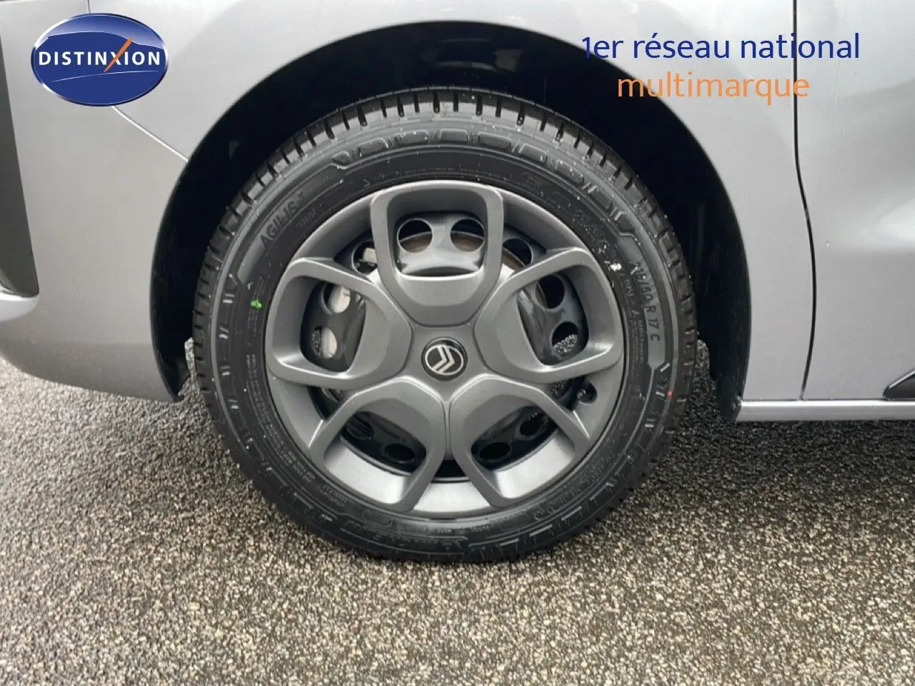 Gros plan sur la roue avant gauche gris Artense métal du Citroën Jumpy Van Long L3 2025 avec jante spécifique et logo central.