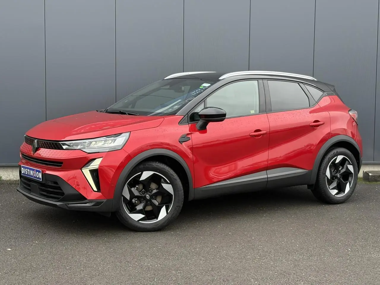 Renault Captur 2025 rouge Flamme et noir, vue 3/4 avant droit avec jantes alu 18 pouces diamantées noires.