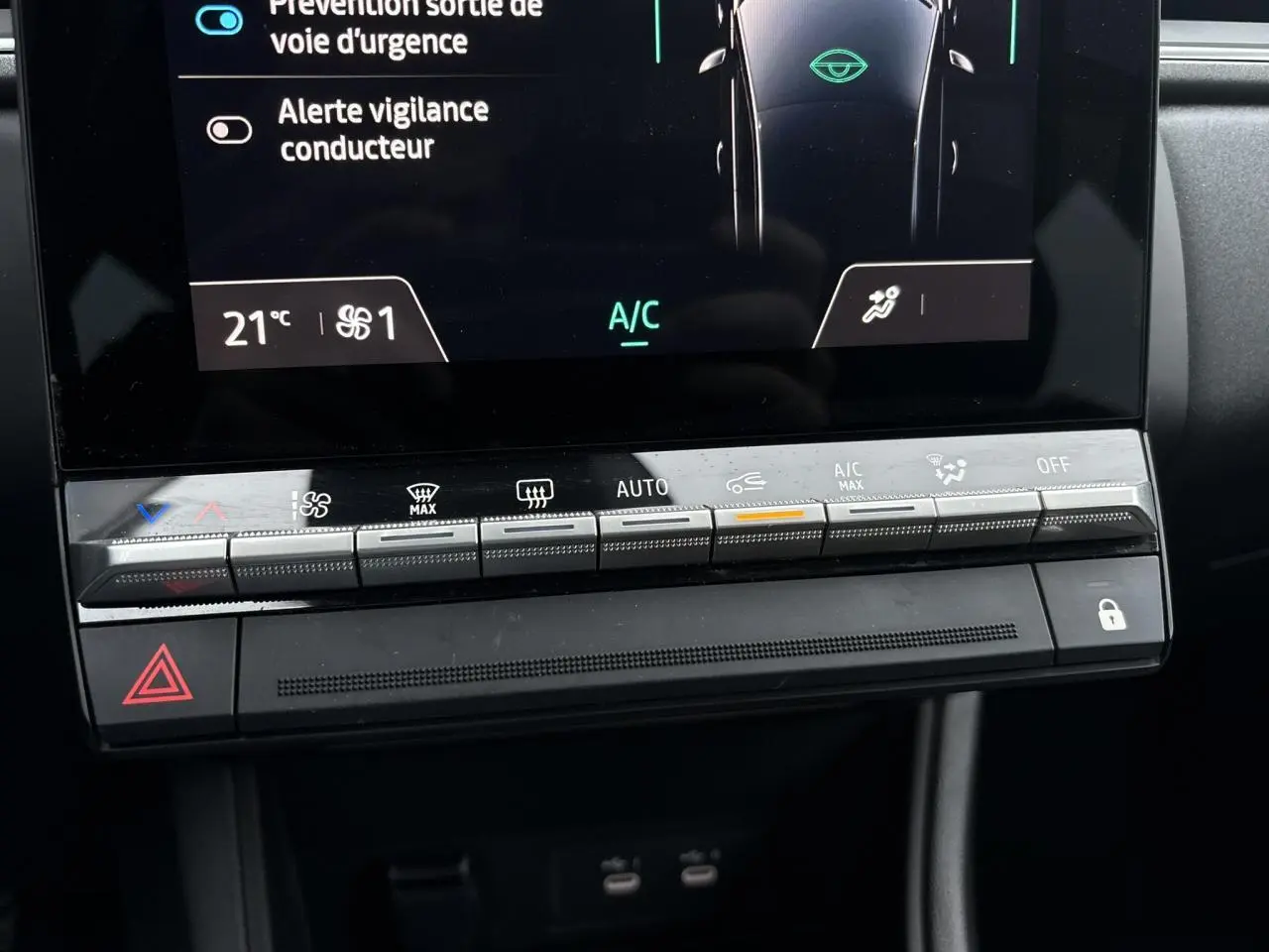 Détail de la console centrale du Renault Captur 2025 montrant les commandes de climatisation automatique et l'écran tactile.