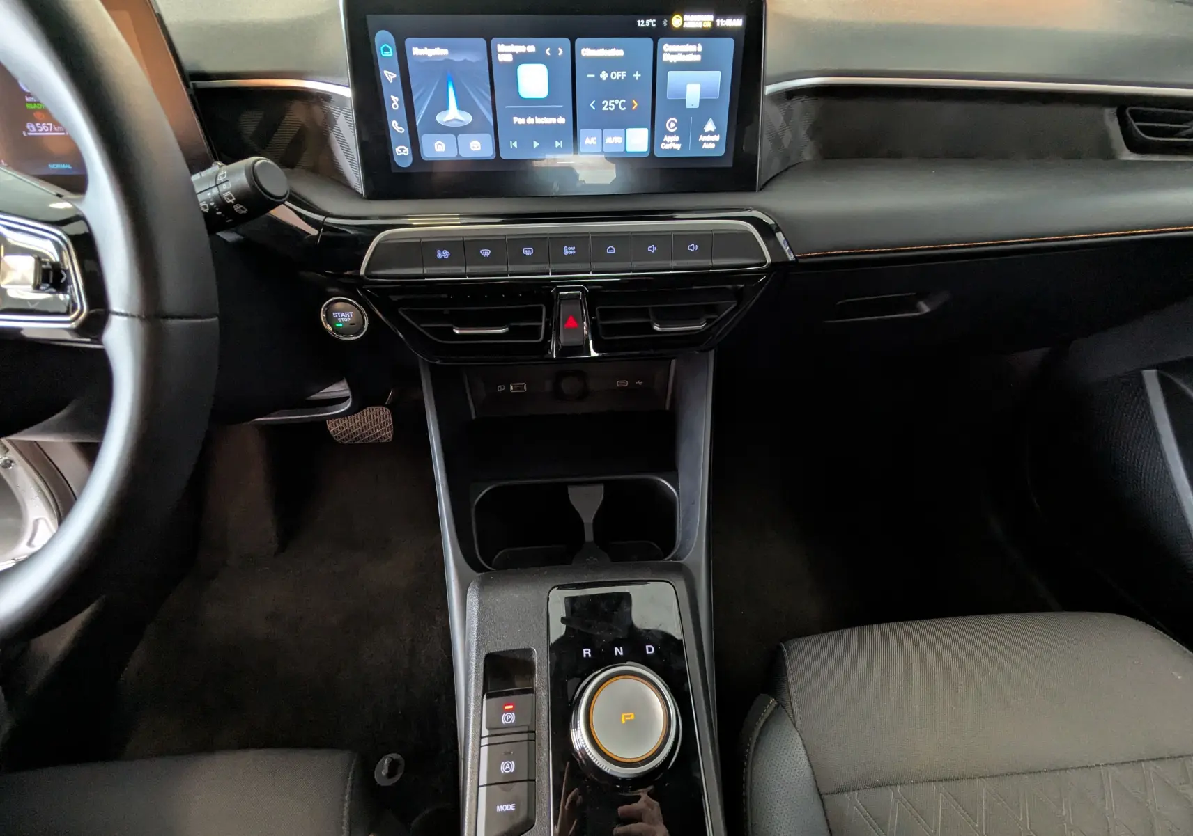 Vue intérieure du tableau de bord du MG3 1.5 L Hybrid+ 2025, avec écran tactile 10,25 pouces et commande de boîte automatique rotative.