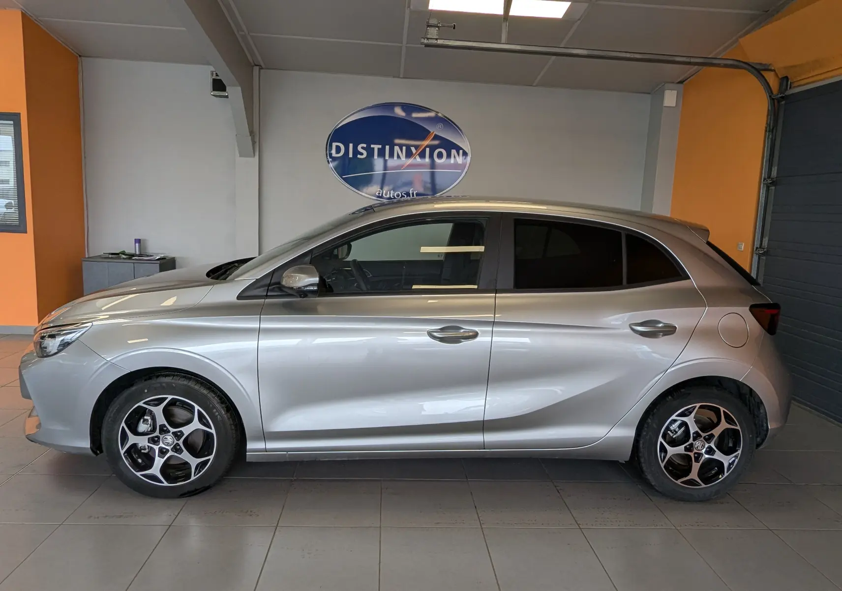 Vue latérale droite de la MG3 1.5 L Hybrid+ cosmic silver avec jantes alliage 16 pouces en Y et vitres arrière teintées.