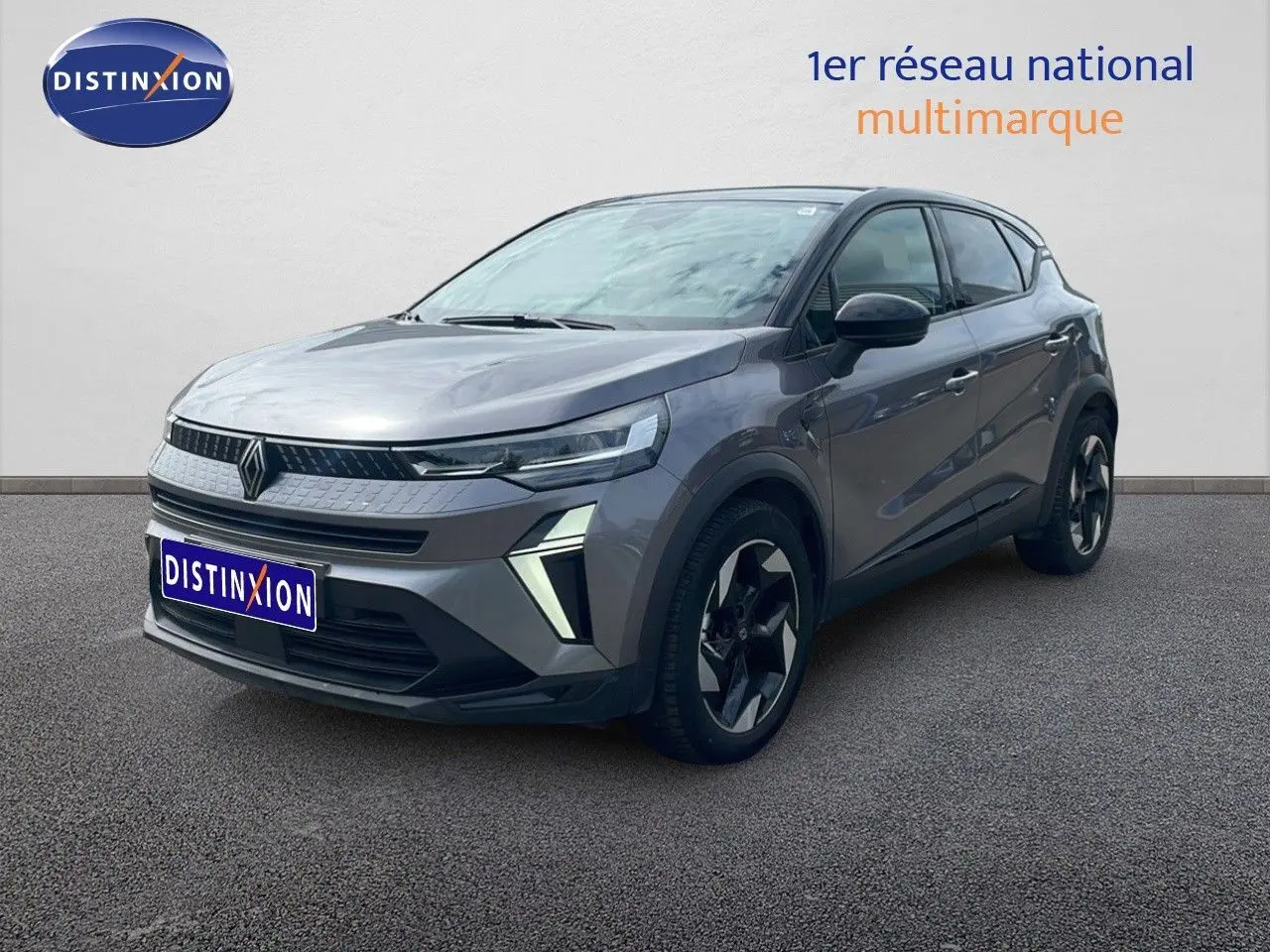 Renault Captur 2025 gris Cassiopée métal avec toit noir, vue 3/4 avant mettant en valeur ses feux LED distinctifs.