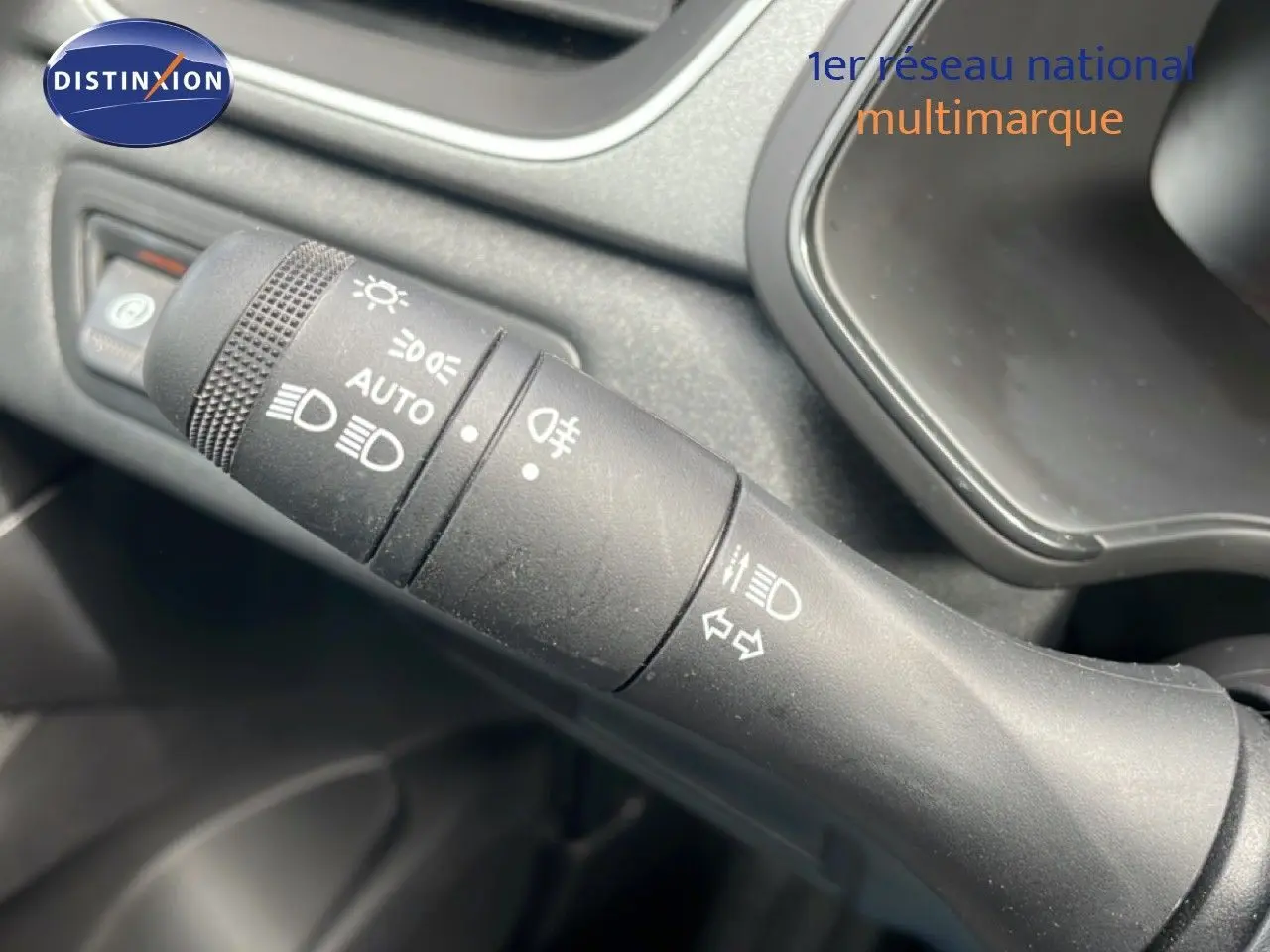 Gros plan sur la commande des phares et clignotants dans l’habitacle du Renault Captur 2025 gris cassiopée métal.