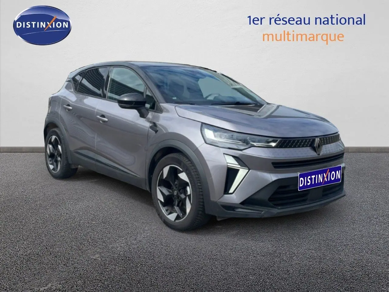 Renault Captur 2025 gris cassiopée métal avec toit noir, vue 3/4 avant côté gauche, jantes bi-ton distinctives.