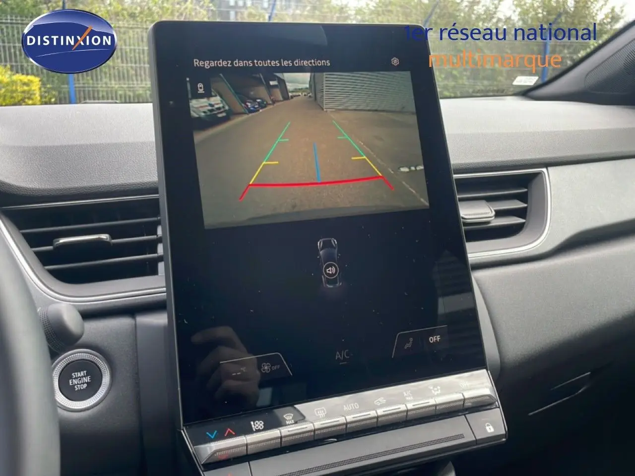 Vue intérieure du tableau de bord du Renault Captur 2025, écran central affichant la caméra de recul, ambiance sobre en gris.