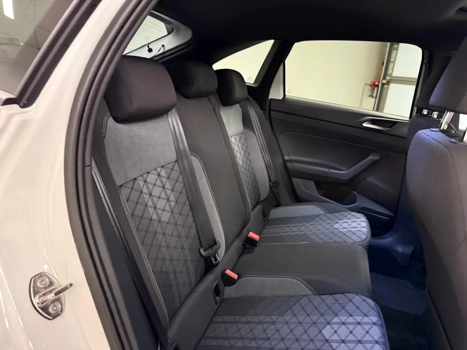 Vue intérieure côté droit sur la banquette arrière grise et noire du Volkswagen Taigo 1.5 TSI R-Line 2025.