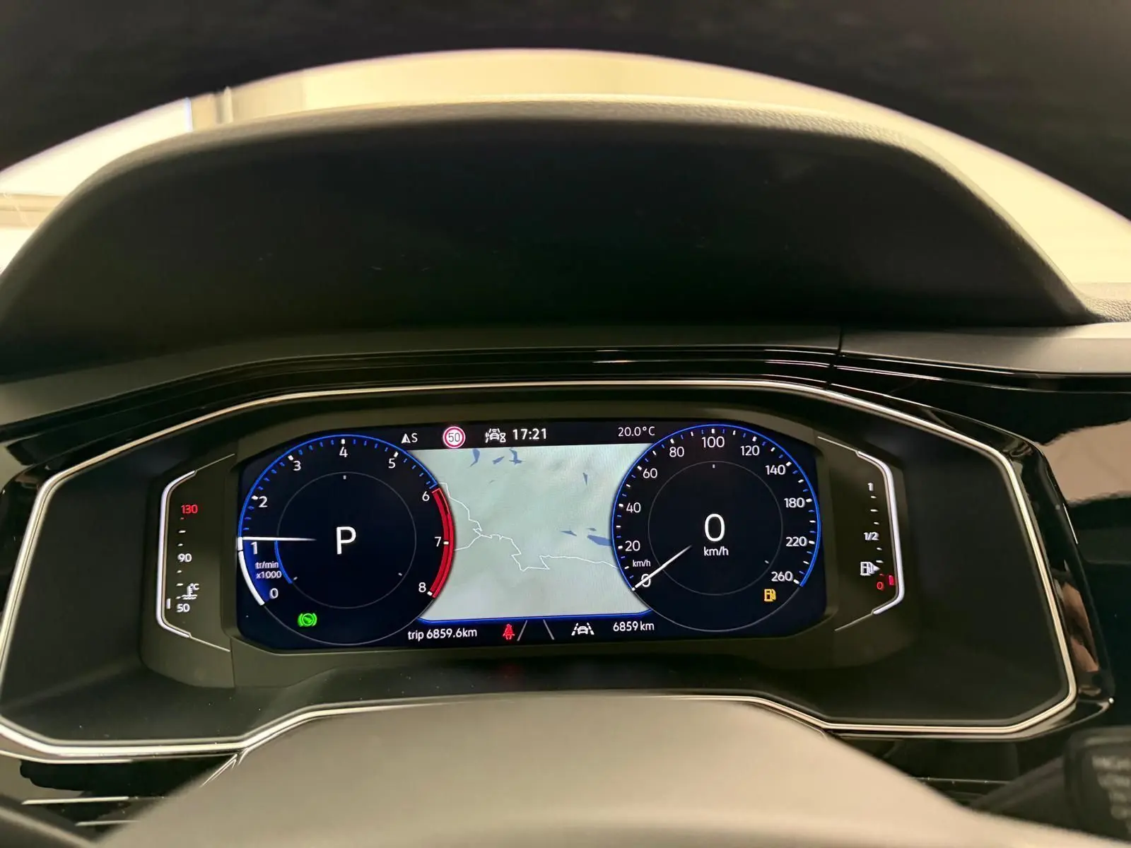 Vue rapprochée du tableau de bord numérique de la Volkswagen Taigo 2025 affichant la navigation et les compteurs digitaux.