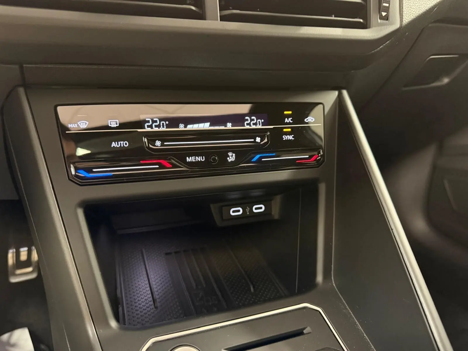Détail de la console centrale du Volkswagen Taigo 2025 avec commandes climatisation digitale bi-zone et ports USB-C.