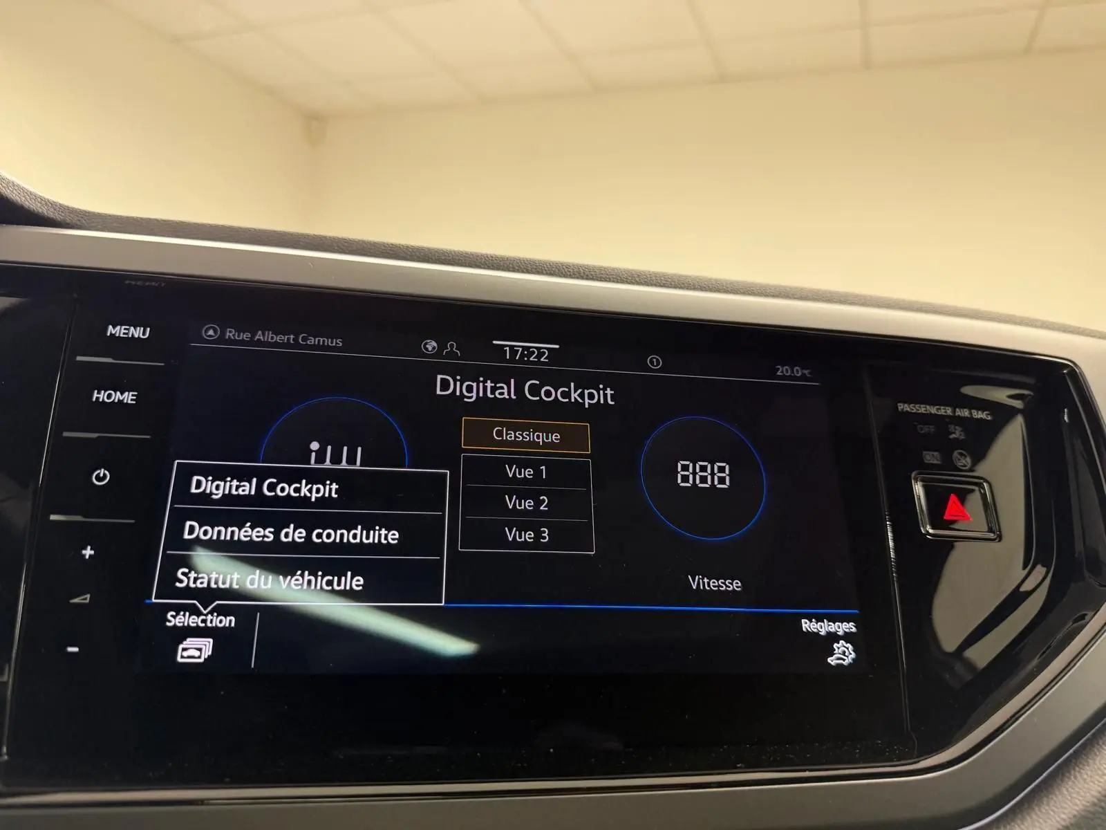 Écran tactile Digital Cockpit de la Volkswagen Taigo 1.5 TSI R-Line, affichage des données de conduite.