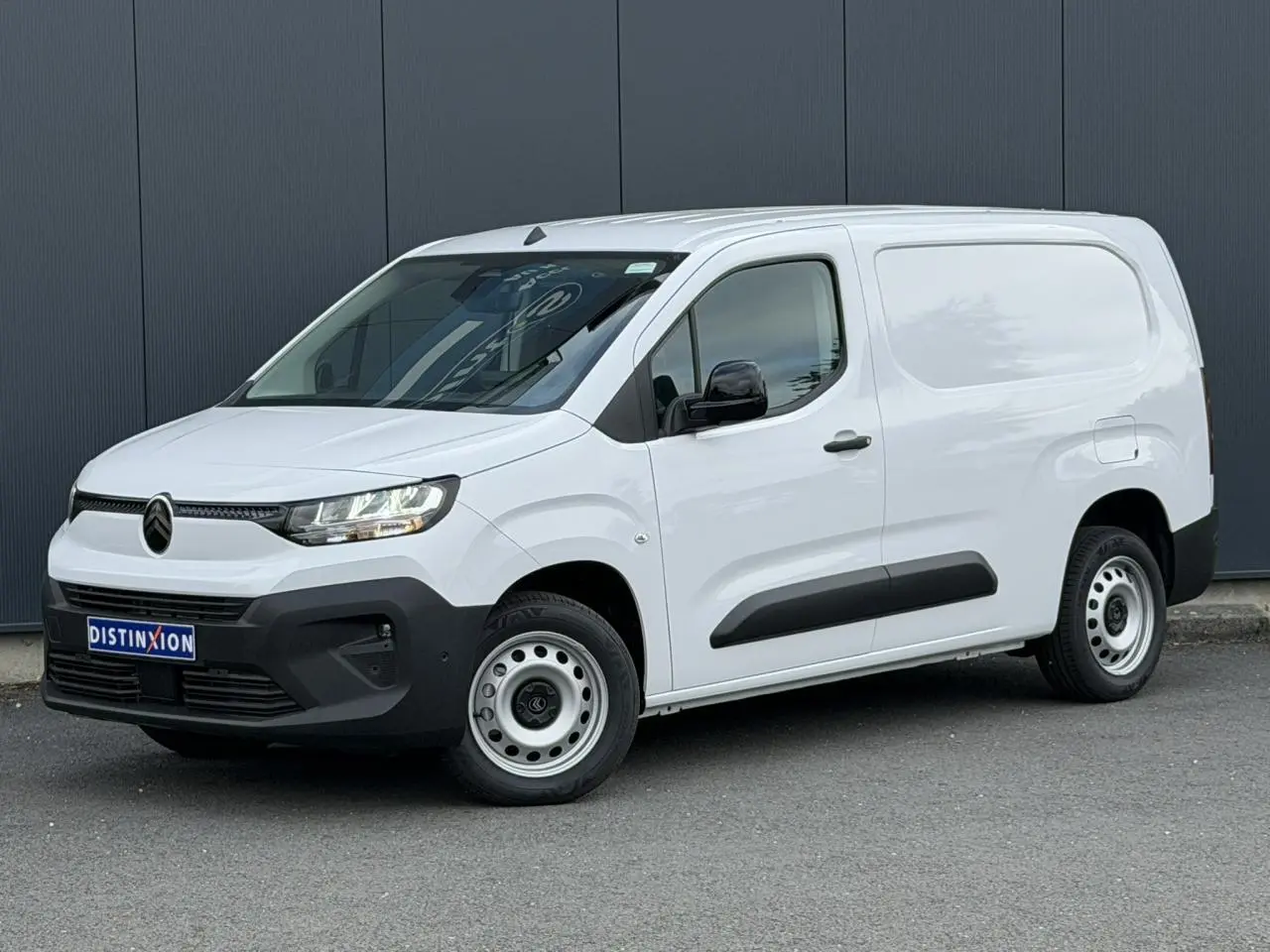 Vue 3/4 avant droite du Citroën Berlingo Van XL blanc Icy avec jantes tôle et protections noires sur portières.