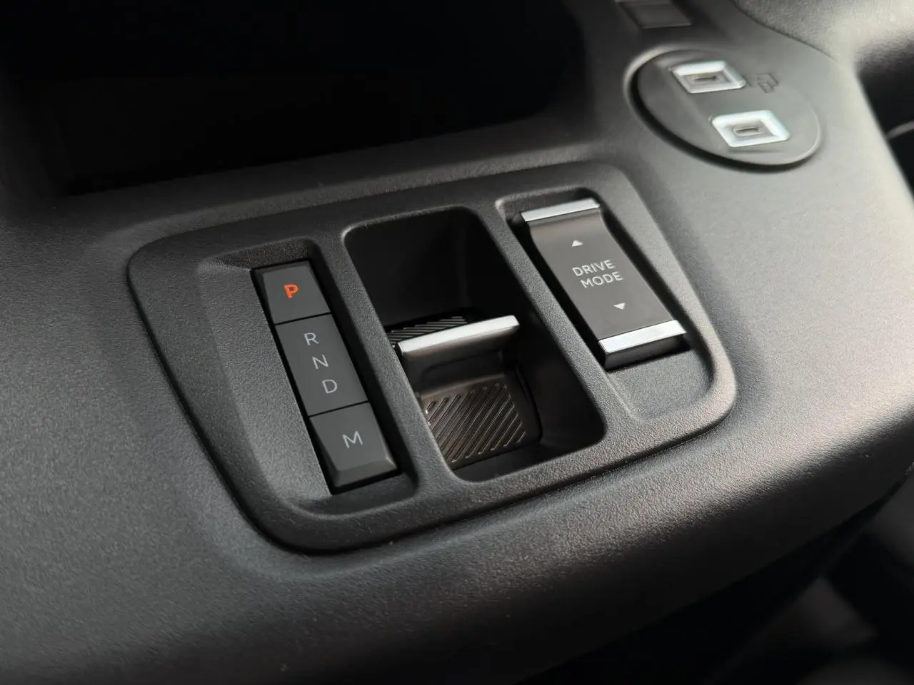 Gros plan sur la console centrale du Citroën Berlingo 2026, avec commandes de boîte auto et mode de conduite.