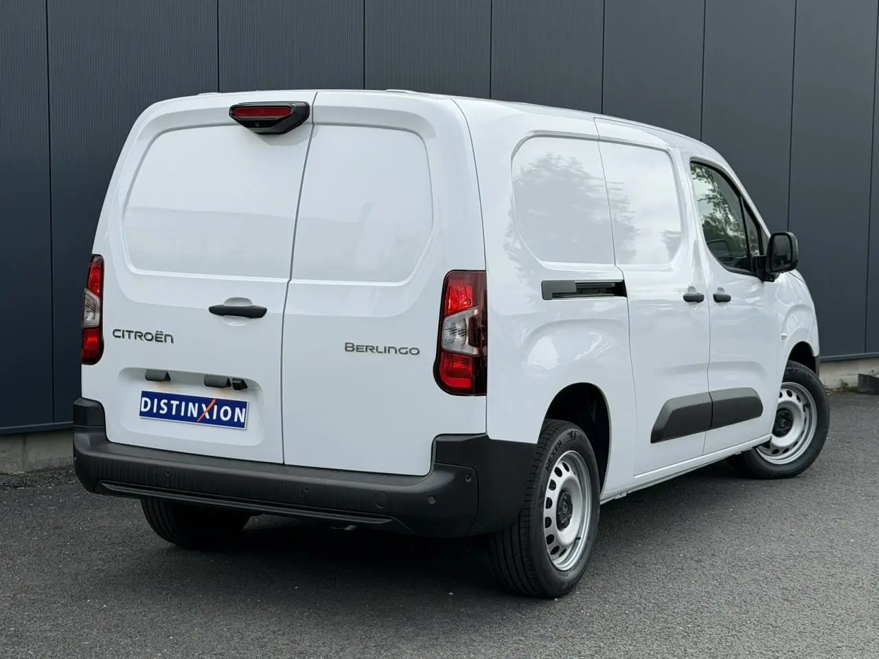 Vue 3/4 arrière droite d'un Citroën Berlingo Van XL blanc Icy avec portes arrière battantes tôlées et jantes tôles grises.