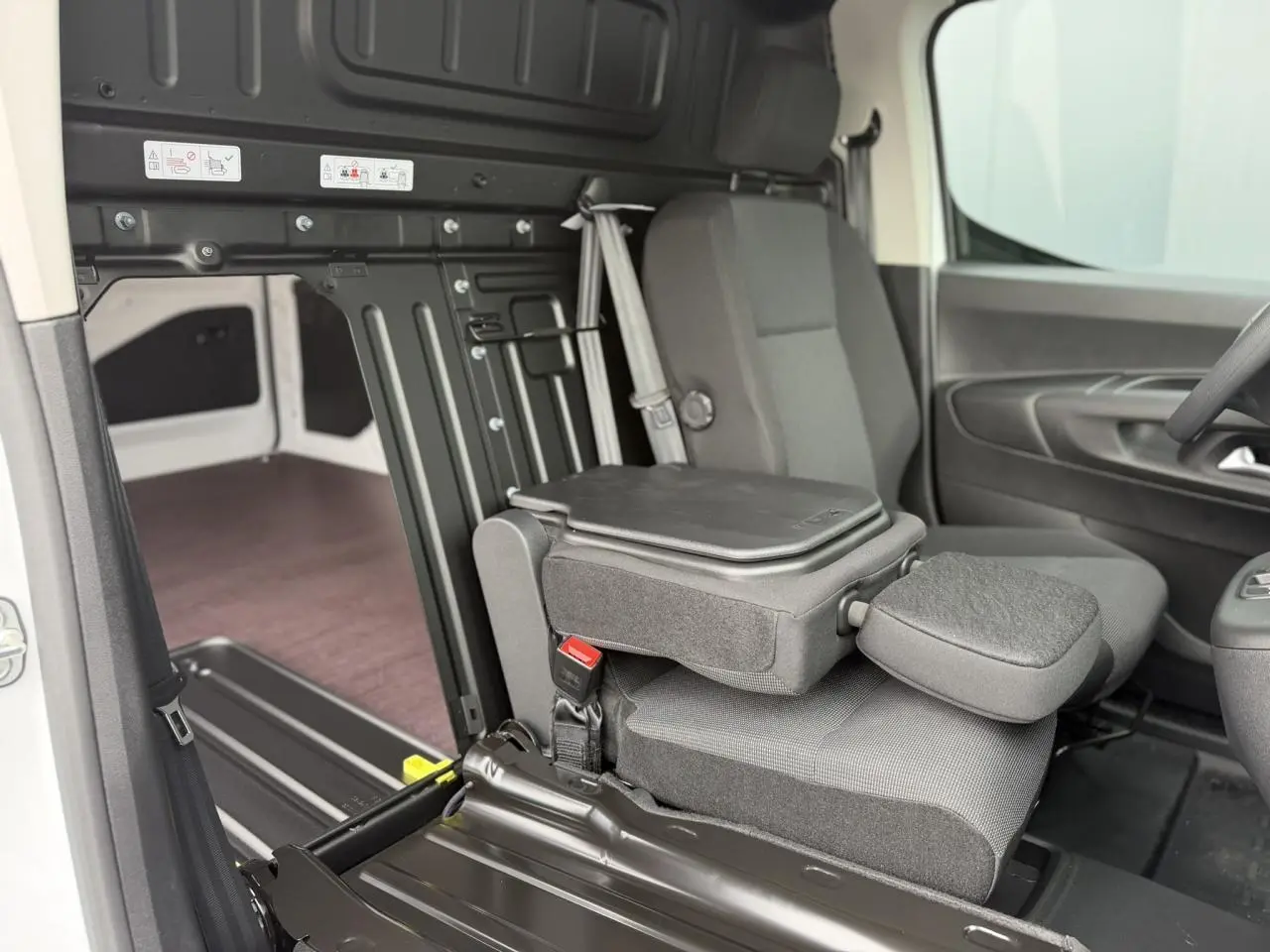 Vue intérieure côté droit du Citroën Berlingo Van XL blanc, montrant le siège passager rabattable et plancher bois antidérapant.
