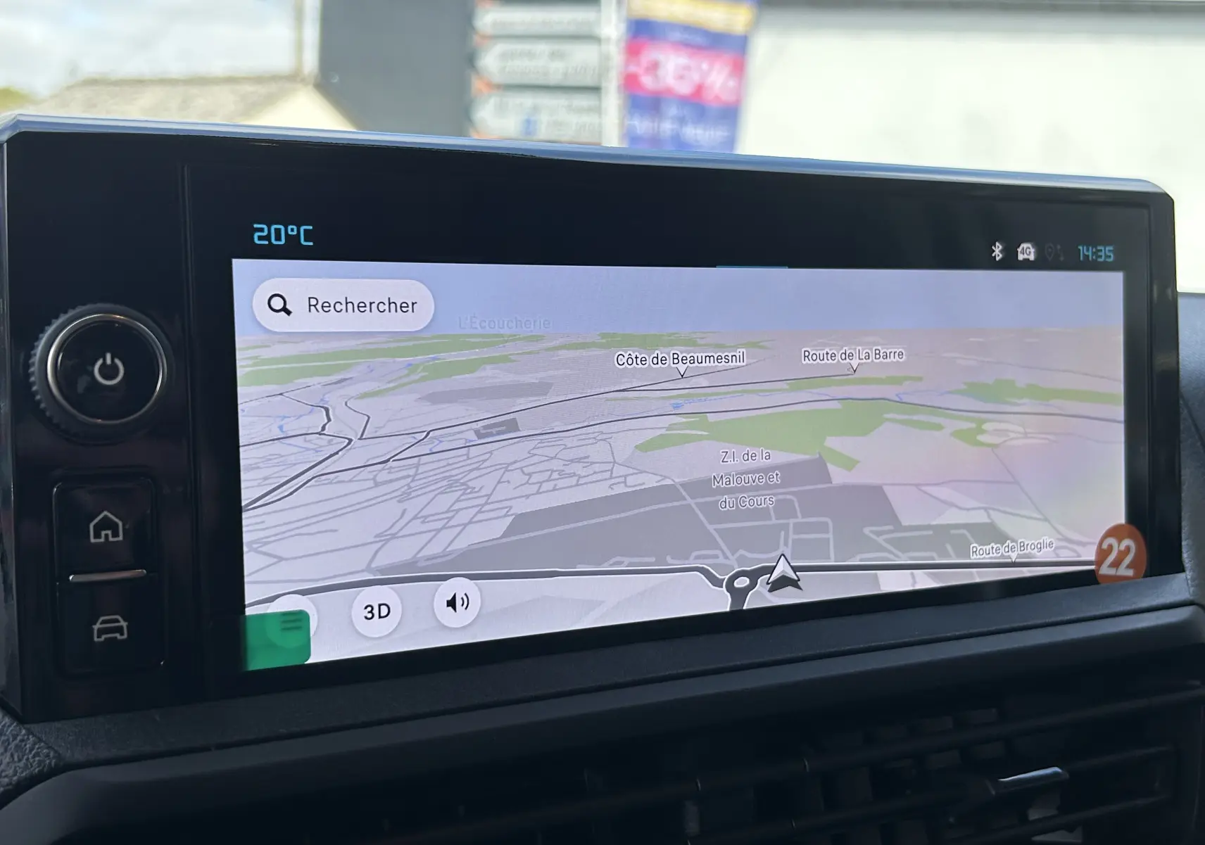 Écran tactile du système GPS du Citroën Jumpy Fourgon blanc 2025 affichant une carte en mode 3D.