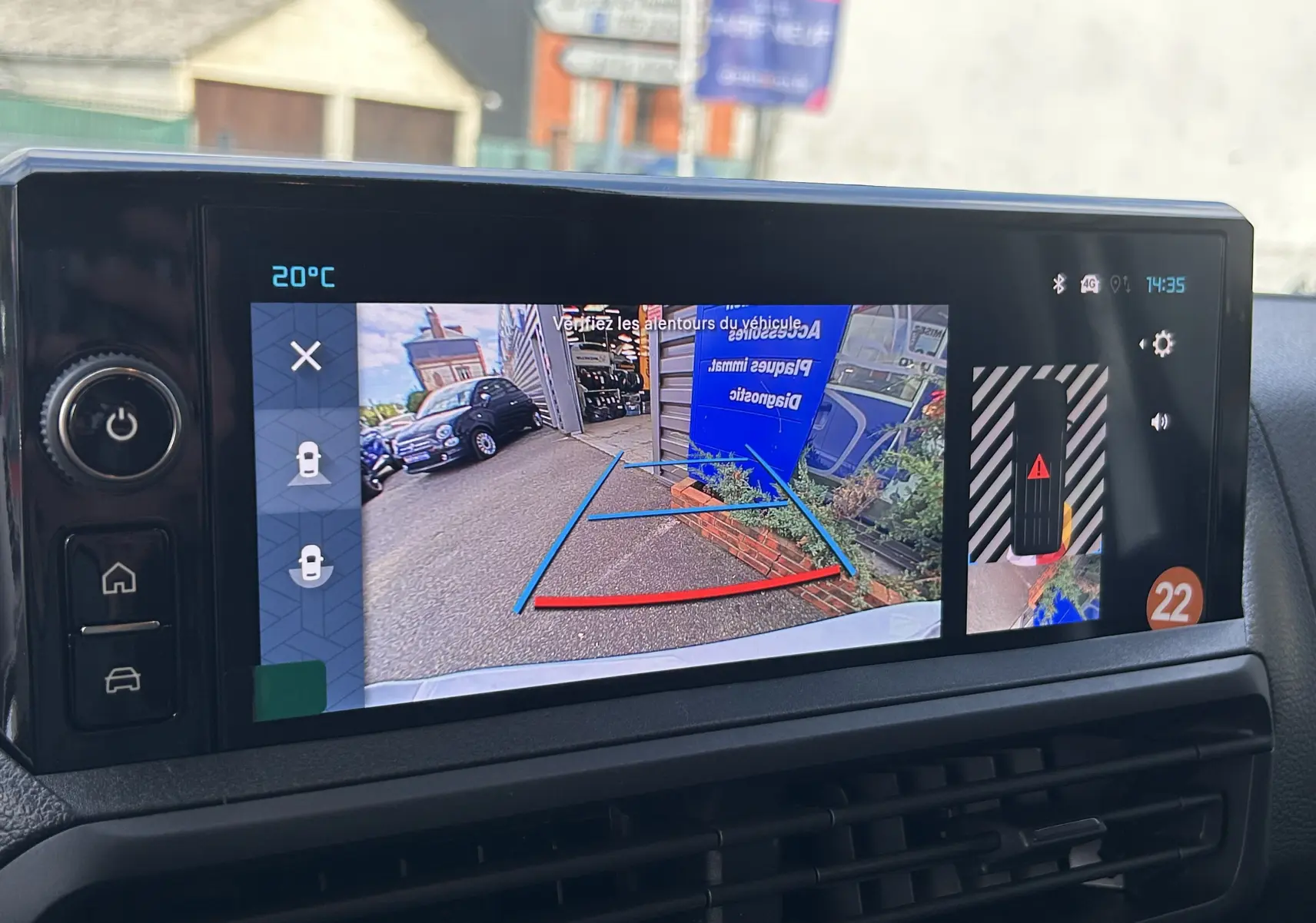 Écran multimédia du Citroën Jumpy Fourgon blanc montrant la caméra de recul avec guidage et alertes de proximité.